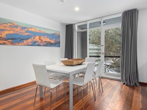 Extendable dining table with wonderful sitelines and views.