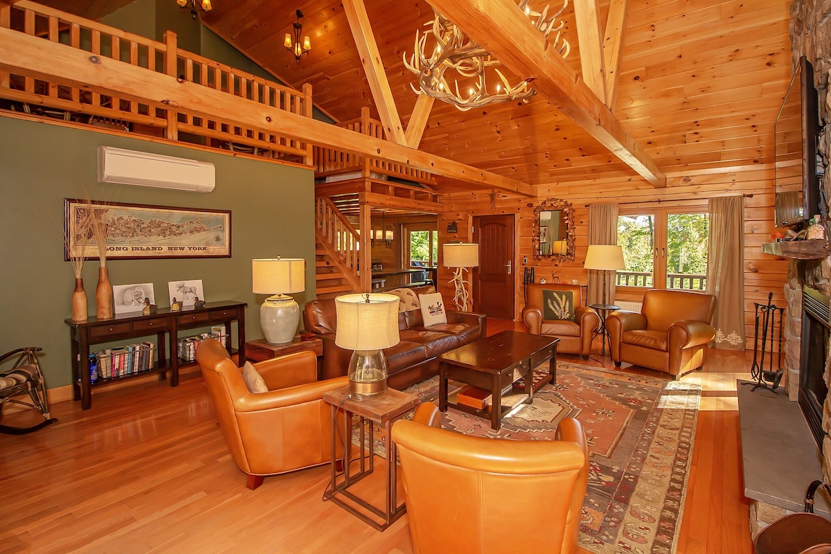 Beautiful log home close to Mt. Snow with hot tub and sauna.