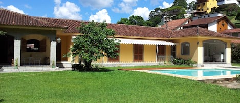 Vista da casa, varanda da sala, varanda dos quartos, anexo e piscina.