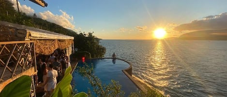 poente no mar durante o verão