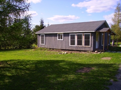 Cozy, rustic cabin with beautiful views, privacy and 1 mile from Keuka Lake