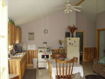 Cozy, rustic cabin with beautiful views, privacy and 1 mile from Keuka Lake