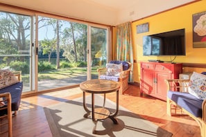 Lounge room with view onto the Lake