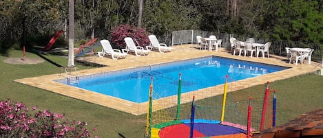 Área piscina com pula pula para aluguel