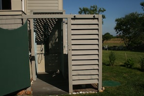 outside shower & changing room