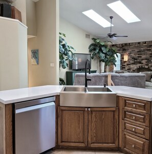 Island with pullout touch faucet and state of the art Samsung dishwasher