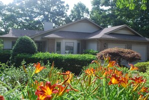 Dock Holiday House has a beautiful front garden and lovely landscaping