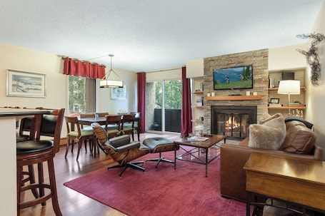 Open floor plan living room/dining room/kitchen w/ balcony and view of mountain!