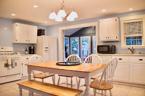 Spacious kitchen with seating for up to 6