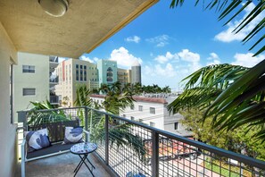 Great balcony to get the morning fresh air from the ocean 1 block away.