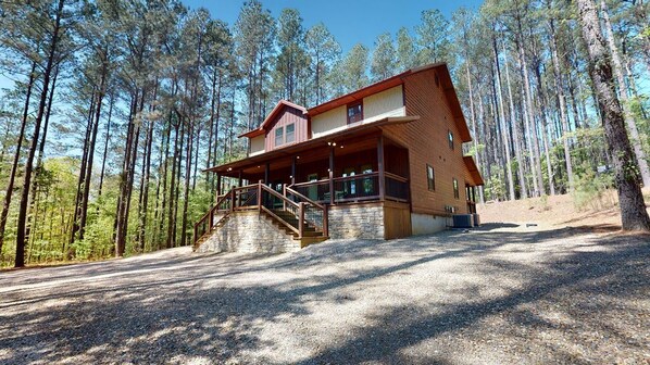 The-Lazy-Cowboy-Lodge-Exterior-Front