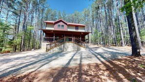 The-Lazy-Cowboy-Lodge-Exterior-Front(1)