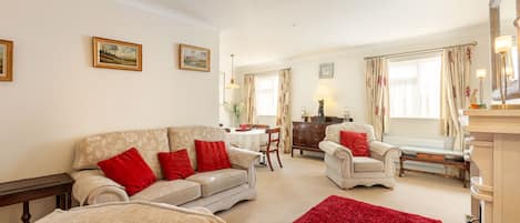 Warm and welcoming sitting room 