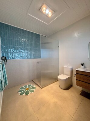 En-suite off Bedroom 1