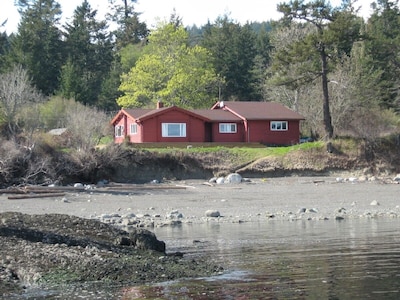 Spectacular Waterfront Retreat On South Pender Island - Low Bank Beachfront