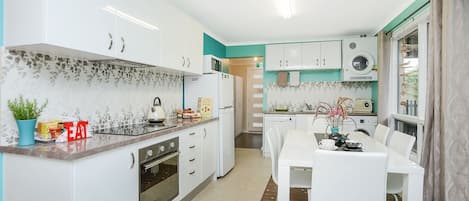 Full kitchen diner inc fridge, dishwasher, washing machine and dryer