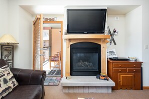 Living Room w gas fireplace