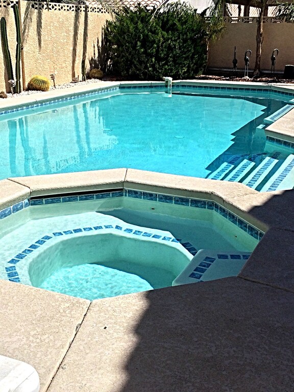 Beautiful Not-heated Swimming Pool, 4 Bedrm, 3 Bath just 9+ miles from the Strip