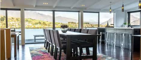 Enjoy the iconic lake views across to The Remarkables Mountain Ranges
