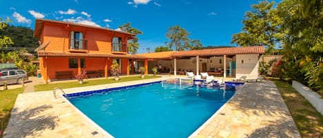 Vista Casa + piscina + churrasqueira