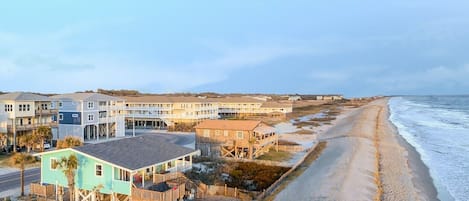 FENCED IN YARD WITH DIRECT ACCESS TO BEACH 