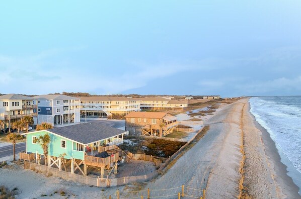 FENCED IN YARD WITH DIRECT ACCESS TO BEACH 
