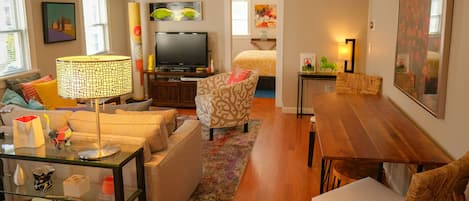 Colorful living room w/ample seating;easy access to dining for 6+
