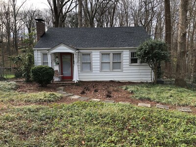 Wake Forest area. Just right-2BR, wooded location, sleeps 5. Cute. 