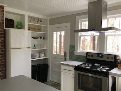 Wake Forest area. Just right-2BR, wooded location, sleeps 5. Cute. 