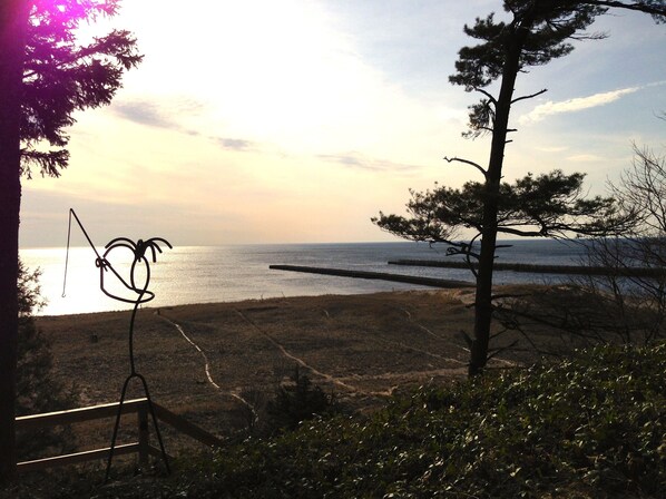 Sweeping LakeMI Views, Steps to Wide Sandy Beach, Sleeps 9+ or 18 w/Bonus Suites