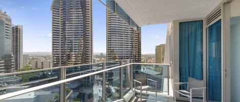 Generous size balcony offers iconic views of the Gold Coast 🏙