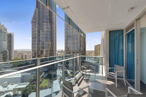 Generous size balcony offers iconic views of the Gold Coast 🏙