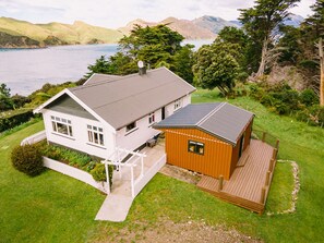 Gunyah home and Sleepout. The Sleepout has own toliet and shower.
