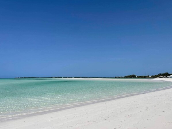 Sunnyside Beach Villa is located in the center of a spectular miles long beach! 