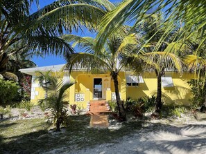 Entrance to Sunnyside Beach Villa beachfront estate from the road