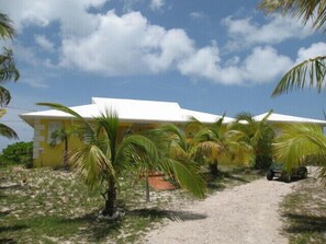 Entrance to Sunnyside Beach Villa beachfront estate from the road