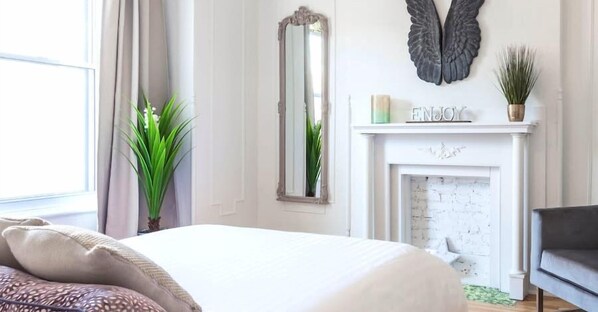 We are Superhost since 2015!  With over 3500 great reviews that speaks for themselves!  We have all the city permits and insurance required!
     ***** 100% LEGAL *****

Beautiful and comfortable master bedroom. Queen bed with memory foam mattress.
