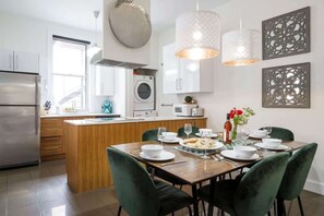 Fully equipped kitchen, dishwasher, Keurig coffee machine, washer and dryer