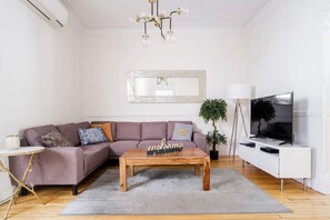 Cozy living room. There is a A 55" ROKU HD TV with standard cable tv or LOG IN to your favorite account (Netflix, Crave, Disney+, Amazon Prime...)