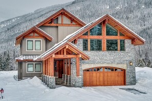 Front view of property
