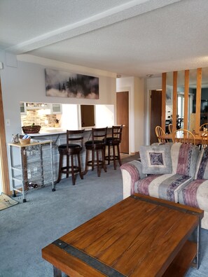 Breakfast bar and dining area