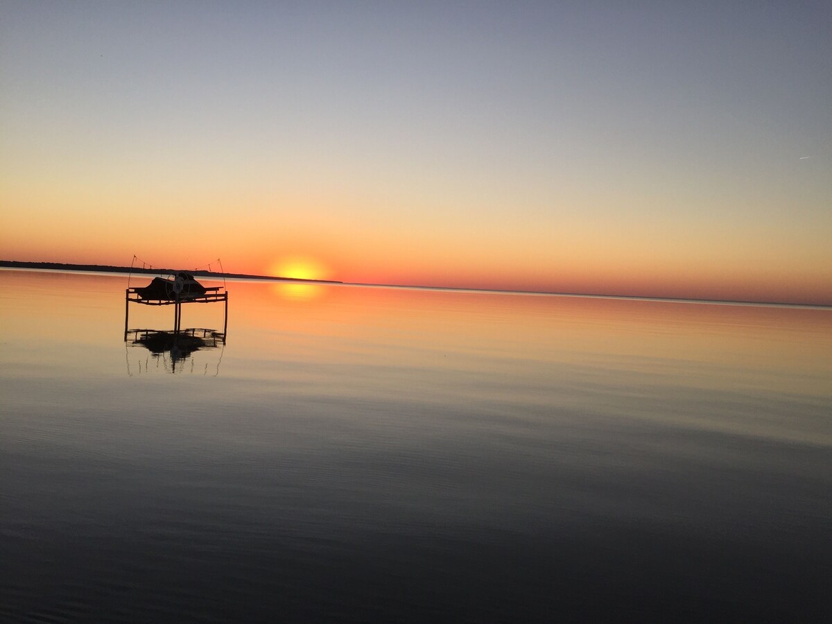 GORGEOUS LAKEFRONT SUNSETS-NEWLY REMODELED HOME ON LAKE MICHIGAN, MACKINAW CITY.