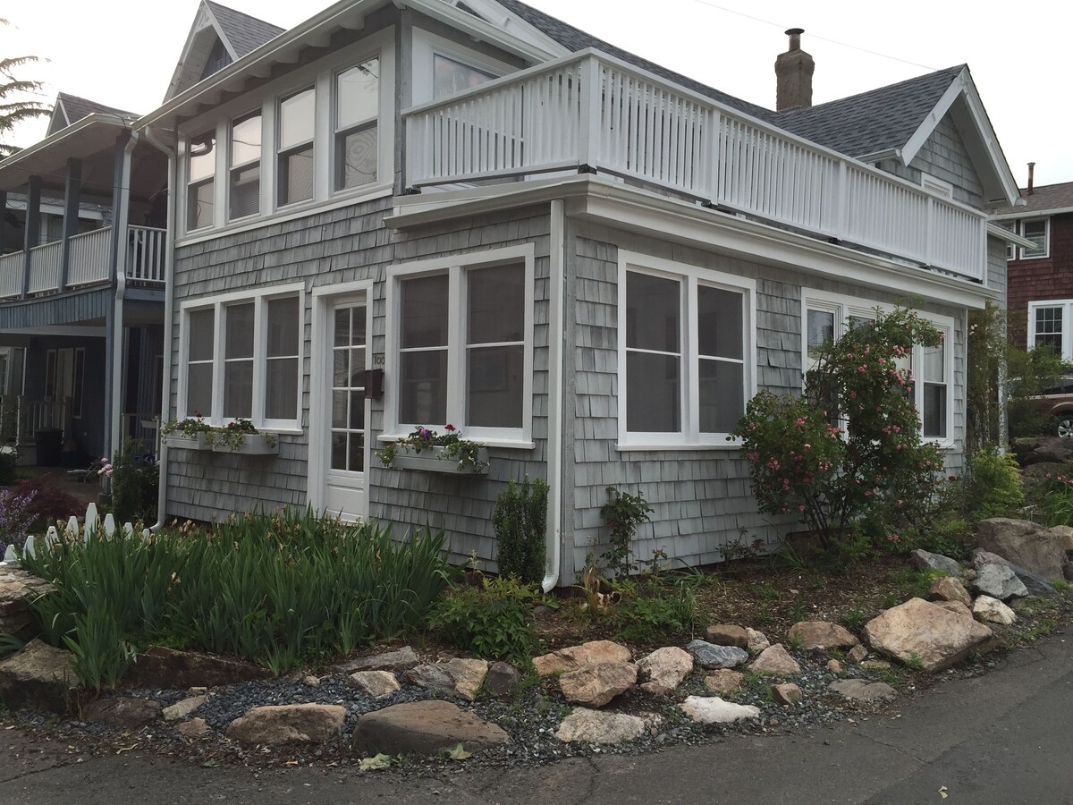 Charming Historic Cottage, 130 Footsteps To Private Beach, Sleeps Five, Peaceful