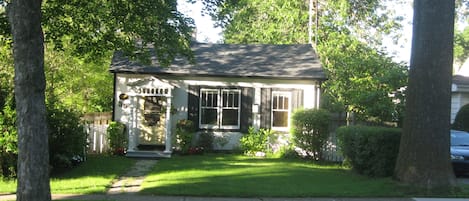 Historic Old Blacksmith's Cottage - near Centre and Shaw Theatre.