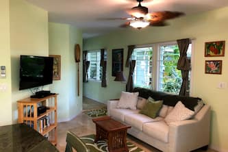 Koi Palms 1 bedroom Cottage - Great location! 5 Minute Walk to Kailua Beach!