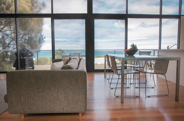 First floor lounge/dinning and balcony with sea views.