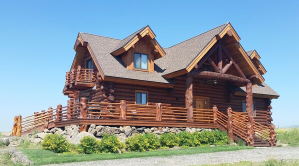 Front-side view of The Treehouse Lodge.