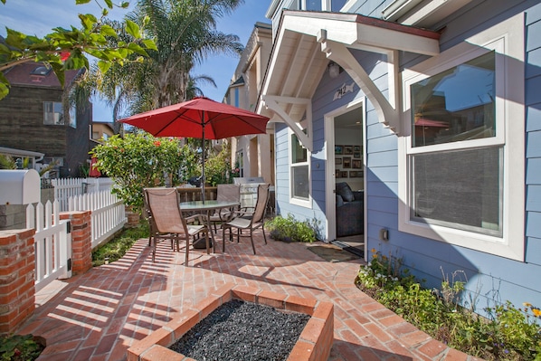 Patio table, BBQ and gas fire pit right outside front door