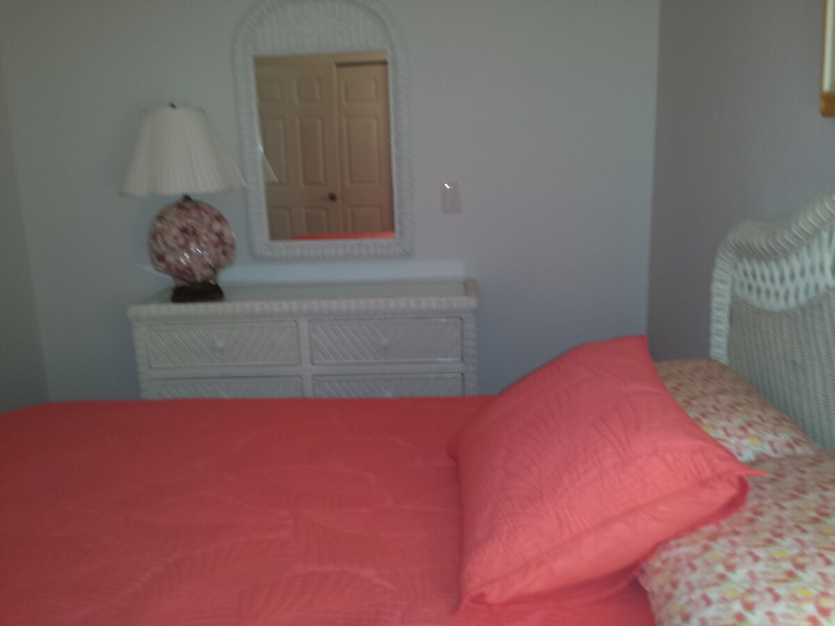 Quaint cottage, pool, dockage just minutes to Key West!