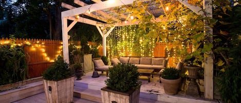 outdoor decked garden with bamboo wall is a great place to hang out